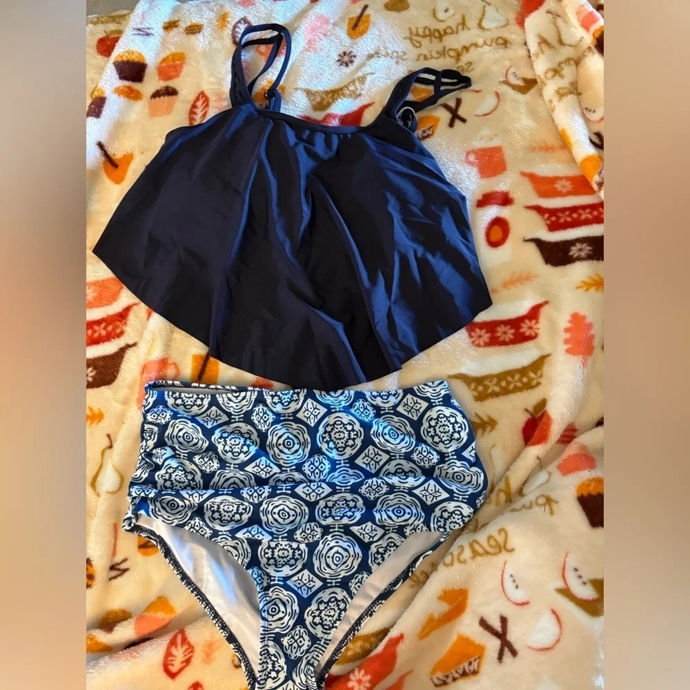 New-Elegant classic 2piece Blue & White Bikini Padded adjustable straps